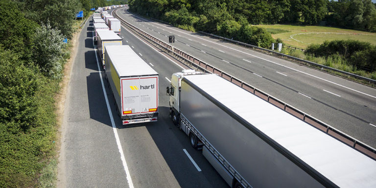 Greve dos caminhoneiros mostra a importância do seguro de transporte.